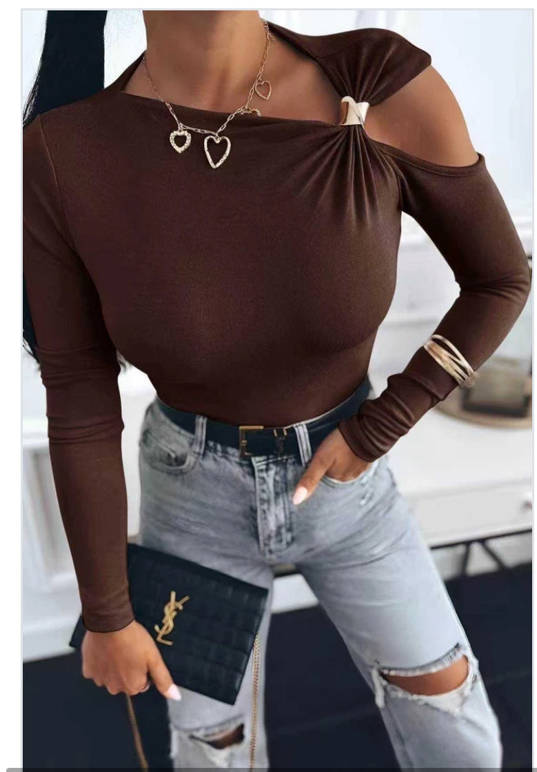 Top asymétrique à épaule dénudée et détail métal