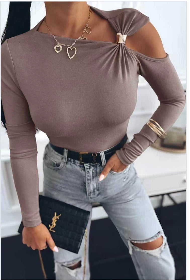 Top asymétrique à épaule dénudée et détail métal